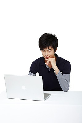 포토 JPG 스튜디오촬영 외국인 해외기획촬영 학생 라이프스타일 응시 남자 대학생 포즈 2011년중국 대학생라이프 실내 한명 미소 웃음 누끼 사람 앉기 동양인 손짓 상반신 20대 성인 라이프 캐주얼 노트북 컴퓨터 중국인 남자만 남자한명만 성인남자만 청년만 청년남자만 청년남자한명만 성인한명만 성인남자한명만 성인만 국내포토 1 시선 옷 모션 표정 인종 청년 내부 생활 전자제품 파일형식