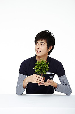 포토 JPG 스튜디오촬영 외국인 식물 해외기획촬영 학생 라이프스타일 응시 남자 화분 화초 대학생 포즈 2011년중국 탁자 대학생라이프 실내 한명 들기 누끼 사람 앉기 동양인 상반신 20대 성인 라이프 캐주얼 중국인 남자만 남자한명만 성인남자만 청년만 청년남자만 청년남자한명만 성인한명만 성인남자한명만 성인만 국내포토 1 시선 옷 가구 모션 인종 청년 내부 생활 파일형식