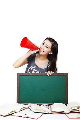 포토 JPG 스튜디오촬영 외국인 해외기획촬영 학생 라이프스타일 배너 여자 대학생 2011년중국 대학생라이프 안내 사각프레임 프레임 알림판 실내 틀 한명 서기 미소 웃음 들기 누끼 사람 동양인 상반신 20대 성인 라이프 책 캐주얼 중국인 칠판 확성기 펼침 알림 여자만 여자한명만 성인여자만 청년만 청년여자만 성인한명만 청년여자한명만 성인여자한명만 성인만 국내포토 1 옷 모션 표정 인종 청년 내부 생활 사각형 파일형식