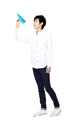 포토 JPG 스튜디오촬영 전신 외국인 해외기획촬영 학생 라이프스타일 응시 남자 대학생 포즈 2011년중국 놀이 대학생라이프 실내 한명 서기 들기 누끼 사람 동양인 20대 성인 라이프 옆모습 캐주얼 중국인 놀이용품 종이비행기 남자만 남자한명만 성인남자만 청년만 청년남자만 청년남자한명만 성인한명만 성인남자한명만 성인만 국내포토 1 시선 옷 뷰포인트 모션 인종 청년 내부 생활 오브젝트 종이접기 파일형식