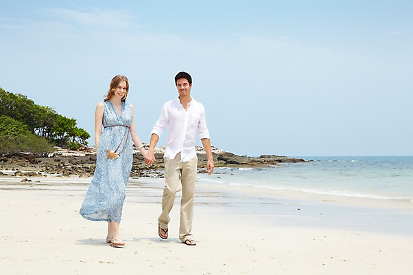 포토 JPG 주간 전신 서양인 외국인 백인 구름 해외기획촬영 라이프스타일 부부 커플 2012년태국 계절 여자 남자 행복 여유 한쌍 바다 여행 하늘 휴가 휴식 사랑 미소 웃음 사람 20대 성인 해변 야외 두명 앞모습 여름 여름휴가 바캉스 모래사장 걷기 손잡기 산책 청년만 성인만 국내포토 자연요소 감정 뷰포인트 컨셉 관계 모션 표정 인종 청년 생활 파일형식 여름_계절