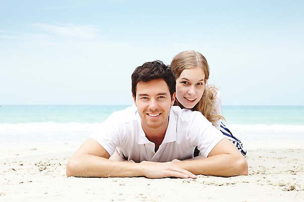 포토 JPG 주간 서양인 외국인 백인 구름 해외기획촬영 라이프스타일 부부 커플 2012년태국 계절 여자 남자 행복 여유 한쌍 바다 여행 하늘 휴가 휴식 사랑 미소 웃음 사람 20대 성인 해변 야외 두명 앞모습 여름 여름휴가 바캉스 모래사장 눕기 청년만 성인만 국내포토 자연요소 감정 뷰포인트 컨셉 관계 모션 표정 인종 청년 생활 파일형식 여름_계절