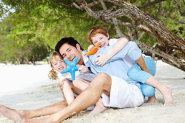 포토 JPG 주간 전신 서양인 외국인 나무 식물 백인 해외기획촬영 라이프스타일 2012년태국 계절 여자 남자 딸 아들 여유 어린이 여행 가족 휴가 휴식 가족여행 불가사리 미소 웃음 사람 앉기 소녀 소년 성인 해변 야외 옆모습 아웃포커스 세명 여름 여름휴가 바캉스 부모 모래사장 화목 자녀 아빠 그늘 국내포토 자연요소 감정 바다 뷰포인트 컨셉 관계 모션 극피동물 촬영기법 표정 인종 생활 파일형식 여름_계절