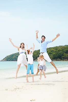 포토 JPG 주간 전신 서양인 외국인 백인 구름 해외기획촬영 라이프스타일 2012년태국 계절 여자 남자 딸 아들 여유 어린이 바다 여행 가족 모션 하늘 엄마 휴가 휴식 가족여행 미소 웃음 사람 소녀 소년 여러명 성인 해변 야외 앞모습 여름 여름휴가 바캉스 부모 모래사장 달리기 점프 화목 자녀 아빠 숲 국내포토 자연요소 감정 뷰포인트 다수 컨셉 관계 표정 인종 생활 파일형식 여름_계절