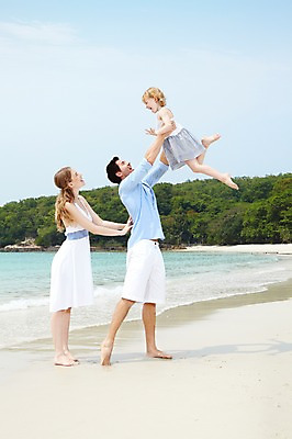 포토 JPG 주간 전신 서양인 외국인 백인 구름 해외기획촬영 라이프스타일 2012년태국 계절 여자 남자 딸 여유 어린이 파도 바다 여행 가족 안기 놀이 하늘 엄마 휴가 휴식 가족여행 서기 미소 웃음 사람 소녀 성인 해변 야외 옆모습 세명 여름 여름휴가 바캉스 부모 모래사장 화목 자녀 아빠 숲 국내포토 자연요소 감정 뷰포인트 컨셉 관계 모션 표정 인종 생활 파일형식 여름_계절