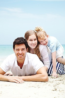 포토 JPG 주간 서양인 외국인 백인 구름 해외기획촬영 라이프스타일 2012년태국 계절 여자 남자 딸 여유 어린이 엎드리기 바다 여행 가족 놀이 하늘 엄마 휴가 휴식 가족여행 미소 웃음 사람 소녀 성인 해변 야외 앞모습 세명 여름 여름휴가 바캉스 부모 모래사장 눕기 화목 자녀 아빠 국내포토 자연요소 감정 뷰포인트 컨셉 관계 모션 표정 인종 생활 파일형식 여름_계절