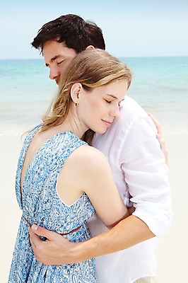 포토 JPG 주간 서양인 외국인 백인 해외기획촬영 라이프스타일 부부 커플 2012년태국 계절 여자 남자 행복 여유 한쌍 바다 여행 안기 포옹 하늘 휴가 휴식 사랑 서기 사람 상반신 20대 성인 해변 야외 두명 옆모습 여름 여름휴가 바캉스 눈감음 청년만 성인만 국내포토 자연요소 감정 뷰포인트 컨셉 관계 모션 인종 청년 생활 파일형식 여름_계절