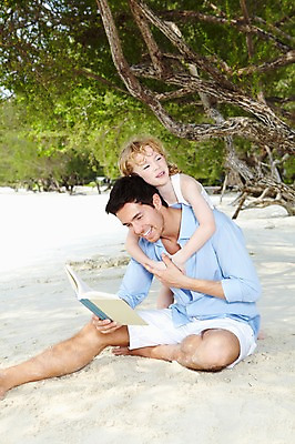 포토 JPG 주간 서양인 외국인 나무 식물 백인 해외기획촬영 라이프스타일 응시 2012년태국 계절 여자 남자 딸 여유 어린이 여행 가족 휴가 휴식 가족여행 미소 웃음 사람 앉기 소녀 성인 해변 야외 두명 책 여름 여름휴가 바캉스 부모 모래사장 독서 화목 자녀 아빠 그늘 부녀 국내포토 자연요소 시선 감정 바다 컨셉 관계 모션 표정 인종 생활 파일형식 여름_계절