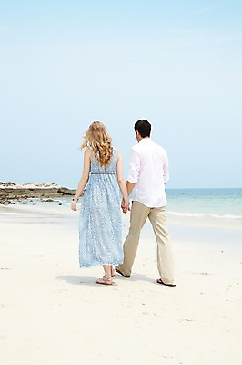 포토 JPG 주간 전신 서양인 외국인 백인 해외기획촬영 라이프스타일 부부 커플 2012년태국 계절 여자 남자 행복 여유 한쌍 바다 여행 하늘 휴가 휴식 사랑 사람 20대 성인 해변 야외 두명 뒷모습 여름 여름휴가 바캉스 모래사장 걷기 손잡기 산책 청년만 성인만 국내포토 자연요소 감정 뷰포인트 컨셉 관계 모션 인종 청년 생활 파일형식 여름_계절