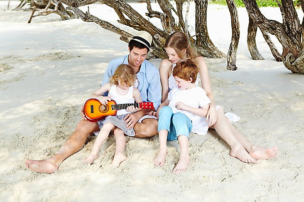 포토 JPG 주간 전신 서양인 외국인 나무 식물 백인 해외기획촬영 모자 라이프스타일 2012년태국 계절 여자 남자 딸 아들 여유 어린이 악기 여행 연주 가족 놀이 엄마 휴가 휴식 가족여행 미소 웃음 사람 앉기 소녀 소년 여러명 성인 해변 야외 앞모습 여름 여름휴가 바캉스 부모 모래사장 화목 자녀 기타 아빠 그늘 국내포토 자연요소 잡화 감정 음악 바다 뷰포인트 다수 컨셉 관계 모션 현악기 표정 인종 생활 파일형식 여름_계절