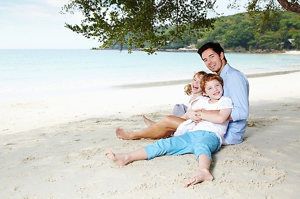 포토 JPG 주간 전신 서양인 외국인 나무 식물 백인 해외기획촬영 라이프스타일 2012년태국 계절 여자 남자 딸 아들 여유 어린이 바다 여행 가족 휴가 휴식 가족여행 미소 웃음 사람 앉기 소녀 소년 성인 해변 야외 옆모습 아웃포커스 세명 여름 여름휴가 바캉스 부모 모래사장 화목 자녀 아빠 그늘 국내포토 자연요소 감정 뷰포인트 컨셉 관계 모션 촬영기법 표정 인종 생활 파일형식 여름_계절