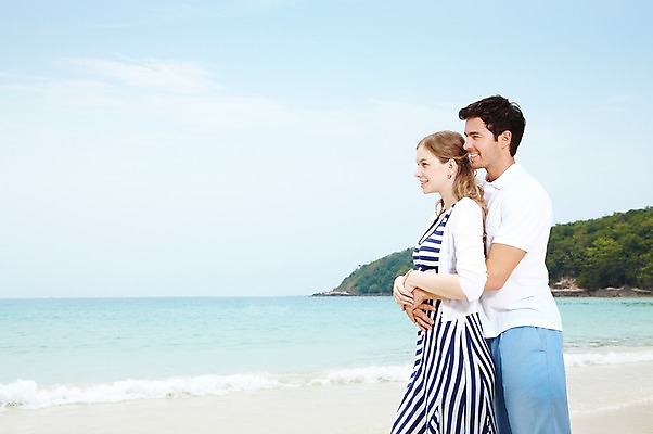 포토 JPG 주간 서양인 외국인 백인 구름 해외기획촬영 라이프스타일 부부 커플 응시 2012년태국 계절 여자 남자 행복 여유 한쌍 파도 바다 여행 안기 포옹 하늘 휴가 휴식 사랑 서기 미소 웃음 사람 20대 성인 해변 야외 두명 옆모습 여름 여름휴가 바캉스 숲 청년만 성인만 국내포토 자연요소 시선 감정 뷰포인트 컨셉 관계 모션 표정 인종 청년 생활 파일형식 여름_계절