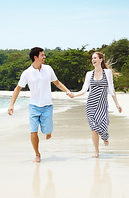 포토 JPG 주간 전신 서양인 외국인 백인 해외기획촬영 라이프스타일 부부 커플 2012년태국 계절 여자 남자 행복 여유 한쌍 바다 여행 하늘 휴가 휴식 사랑 미소 웃음 사람 20대 성인 해변 야외 두명 앞모습 여름 여름휴가 바캉스 모래사장 달리기 마주보기 손잡기 산책 물가 숲 청년만 성인만 국내포토 자연요소 감정 뷰포인트 컨셉 관계 모션 표정 인종 풍경 청년 생활 파일형식 여름_계절