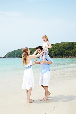 포토 JPG 주간 전신 서양인 외국인 백인 구름 해외기획촬영 라이프스타일 2012년태국 계절 여자 남자 딸 여유 어린이 바다 여행 가족 하늘 엄마 휴가 휴식 가족여행 그림자 서기 미소 웃음 사람 소녀 성인 해변 야외 세명 여름 여름휴가 바캉스 부모 모래사장 화목 산책 자녀 목말 아빠 숲 국내포토 자연요소 감정 컨셉 관계 모션 표정 인종 생활 파일형식 여름_계절