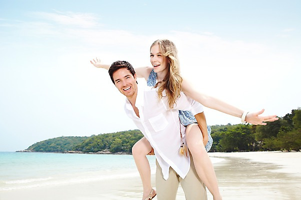 포토 JPG 주간 서양인 외국인 백인 구름 해외기획촬영 라이프스타일 부부 커플 2012년태국 계절 여자 남자 행복 여유 한쌍 바다 여행 놀이 하늘 팔벌리기 휴가 휴식 사랑 서기 미소 웃음 사람 20대 성인 해변 야외 두명 옆모습 여름 여름휴가 바캉스 모래사장 비행 숲 업기 청년만 성인만 국내포토 자연요소 감정 뷰포인트 컨셉 관계 모션 표정 인종 청년 생활 파일형식 여름_계절