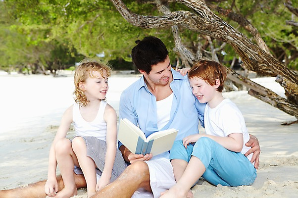 포토 JPG 주간 서양인 외국인 나무 식물 백인 해외기획촬영 라이프스타일 응시 2012년태국 계절 여자 남자 딸 아들 여유 어린이 여행 가족 휴가 휴식 가족여행 미소 웃음 사람 앉기 소녀 소년 성인 해변 야외 앞모습 아웃포커스 책 세명 여름 여름휴가 바캉스 부모 독서 화목 자녀 아빠 그늘 국내포토 자연요소 시선 감정 바다 뷰포인트 컨셉 관계 모션 촬영기법 표정 인종 생활 파일형식 여름_계절