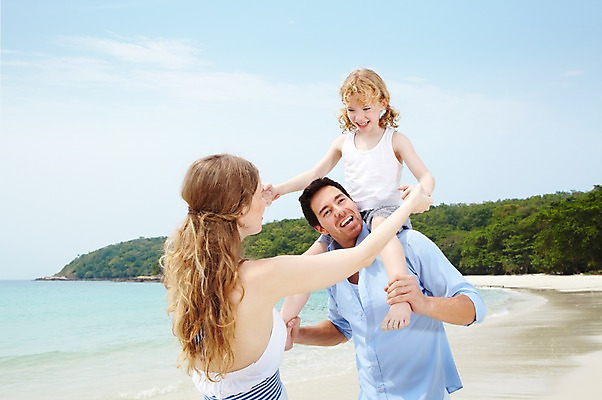 포토 JPG 주간 서양인 외국인 백인 구름 해외기획촬영 라이프스타일 2012년태국 계절 여자 남자 딸 여유 어린이 바다 여행 가족 놀이 하늘 엄마 휴가 휴식 가족여행 서기 미소 웃음 사람 소녀 성인 해변 야외 뒷모습 세명 여름 여름휴가 바캉스 부모 모래사장 화목 산책 자녀 목말 아빠 숲 국내포토 자연요소 감정 뷰포인트 컨셉 관계 모션 표정 인종 생활 파일형식 여름_계절