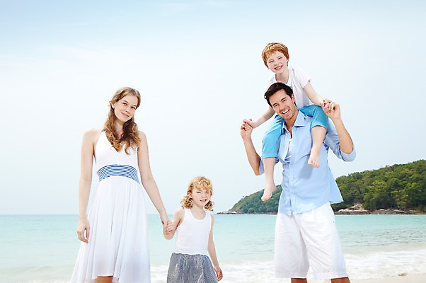 포토 JPG 주간 서양인 외국인 백인 구름 해외기획촬영 라이프스타일 2012년태국 계절 여자 남자 딸 아들 여유 어린이 바다 여행 가족 하늘 엄마 휴가 휴식 가족여행 서기 미소 웃음 사람 소녀 소년 여러명 성인 해변 야외 앞모습 여름 여름휴가 바캉스 부모 손잡기 화목 자녀 목말 아빠 숲 국내포토 자연요소 감정 뷰포인트 다수 컨셉 관계 모션 표정 인종 생활 파일형식 여름_계절