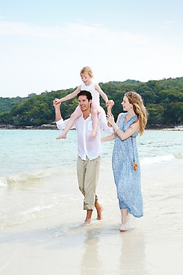 포토 JPG 주간 전신 서양인 외국인 백인 구름 해외기획촬영 라이프스타일 2012년태국 계절 여자 남자 딸 여유 어린이 파도 바다 여행 가족 하늘 엄마 휴가 휴식 가족여행 미소 웃음 사람 소녀 성인 해변 야외 앞모습 세명 여름 여름휴가 바캉스 부모 모래사장 걷기 화목 산책 자녀 목말 아빠 숲 국내포토 자연요소 감정 뷰포인트 컨셉 관계 모션 표정 인종 생활 파일형식 여름_계절