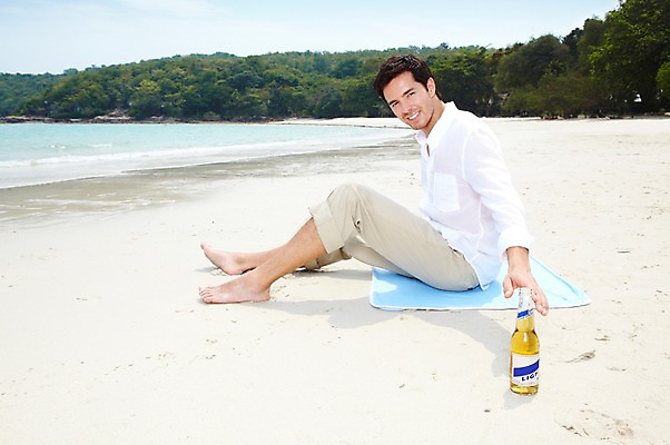 포토 JPG 주간 서양인 외국인 백인 구름 해외기획촬영 라이프스타일 2012년태국 계절 남자 행복 여유 음료 바다 여행 하늘 술병 휴가 휴식 맥주 주류 사랑 한명 미소 웃음 사람 앉기 20대 성인 해변 야외 옆모습 여름 여름휴가 바캉스 모래사장 물가 숲 맥주병 비치타올 남자만 남자한명만 성인남자만 청년만 청년남자만 청년남자한명만 성인한명만 성인남자한명만 성인만 혼족 국내포토 자연요소 1 감정 뷰포인트 컨셉 모션 병_용기 표정 인종 풍경 청년 생활 수건 싱글라이프 파일형식 여름_계절