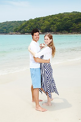 포토 JPG 주간 전신 서양인 외국인 백인 구름 해외기획촬영 라이프스타일 부부 커플 2012년태국 계절 여자 남자 행복 여유 한쌍 바다 여행 하늘 휴가 휴식 사랑 서기 미소 웃음 사람 20대 성인 해변 야외 두명 옆모습 여름 여름휴가 바캉스 모래사장 춤 숲 청년만 성인만 국내포토 자연요소 감정 뷰포인트 컨셉 관계 모션 문화예술 표정 인종 청년 생활 파일형식 여름_계절