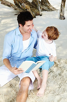 포토 JPG 주간 서양인 외국인 나무 식물 백인 해외기획촬영 라이프스타일 2012년태국 계절 남자 아들 여유 어린이 여행 가족 휴가 휴식 가족여행 미소 웃음 사람 앉기 소년 성인 해변 야외 두명 책 여름 여름휴가 바캉스 부모 모래사장 독서 화목 자녀 아빠 그늘 부자지간 남자만 국내포토 자연요소 감정 바다 컨셉 관계 모션 표정 인종 생활 파일형식 여름_계절