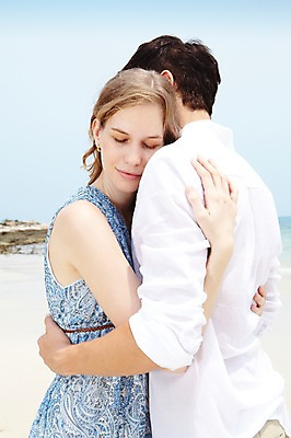 포토 JPG 주간 서양인 외국인 백인 해외기획촬영 라이프스타일 부부 커플 2012년태국 계절 여자 남자 행복 여유 한쌍 바다 여행 안기 포옹 하늘 휴가 휴식 사랑 서기 사람 상반신 20대 성인 해변 야외 두명 옆모습 여름 여름휴가 바캉스 눈감음 청년만 성인만 국내포토 자연요소 감정 뷰포인트 컨셉 관계 모션 인종 청년 생활 파일형식 여름_계절