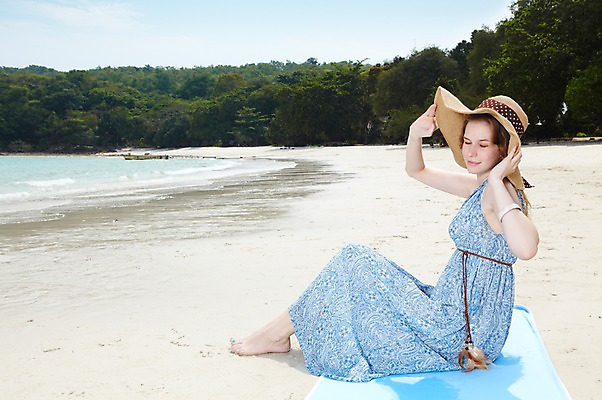 포토 JPG 주간 전신 서양인 외국인 백인 구름 해외기획촬영 모자 라이프스타일 2012년태국 계절 원피스 여자 행복 여유 바다 여행 하늘 휴가 휴식 사랑 한명 사람 앉기 20대 성인 해변 야외 옆모습 여름 여름휴가 바캉스 모래사장 눈감음 물가 숲 비치타올 여자만 여자한명만 성인여자만 청년만 청년여자만 성인한명만 청년여자한명만 성인여자한명만 성인만 국내포토 자연요소 1 잡화 옷 감정 뷰포인트 컨셉 모션 인종 풍경 청년 생활 수건 파일형식 여름_계절