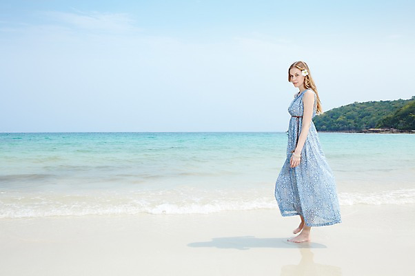 포토 JPG 주간 전신 서양인 외국인 백인 구름 해외기획촬영 라이프스타일 2012년태국 계절 원피스 여자 행복 여유 바다 여행 하늘 휴가 휴식 사랑 한명 사람 20대 성인 해변 야외 옆모습 여름 여름휴가 바캉스 모래사장 걷기 산책 물가 숲 여자만 여자한명만 성인여자만 청년만 청년여자만 성인한명만 청년여자한명만 성인여자한명만 성인만 국내포토 자연요소 1 옷 감정 뷰포인트 컨셉 모션 인종 풍경 청년 생활 파일형식 여름_계절