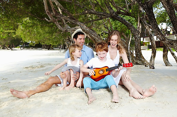 포토 JPG 주간 전신 서양인 외국인 나무 식물 백인 해외기획촬영 모자 라이프스타일 2012년태국 계절 여자 남자 딸 아들 여유 어린이 악기 여행 연주 가족 놀이 엄마 휴가 휴식 가족여행 미소 웃음 사람 앉기 소녀 소년 여러명 성인 해변 야외 앞모습 여름 여름휴가 바캉스 부모 모래사장 화목 자녀 기타 아빠 그늘 국내포토 자연요소 잡화 감정 음악 바다 뷰포인트 다수 컨셉 관계 모션 현악기 표정 인종 생활 파일형식 여름_계절