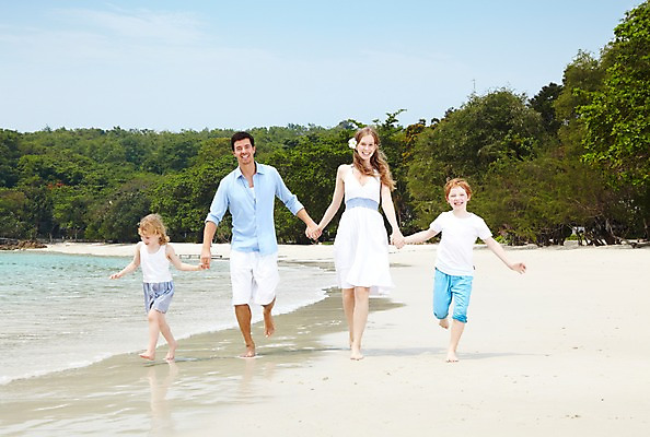 포토 JPG 주간 전신 서양인 외국인 나무 식물 백인 구름 해외기획촬영 라이프스타일 2012년태국 계절 여자 남자 딸 아들 여유 어린이 바다 여행 가족 하늘 엄마 휴가 휴식 가족여행 미소 웃음 사람 소녀 소년 여러명 성인 해변 야외 여름 여름휴가 바캉스 부모 모래사장 걷기 손잡기 화목 산책 자녀 아빠 숲 국내포토 자연요소 감정 다수 컨셉 관계 모션 표정 인종 생활 파일형식 여름_계절