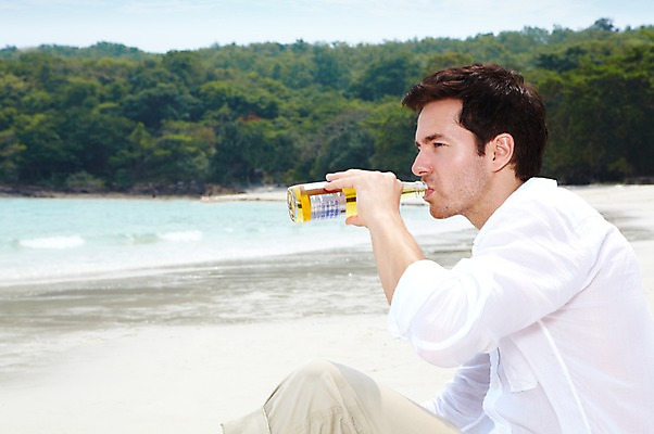 포토 JPG 주간 서양인 외국인 백인 해외기획촬영 라이프스타일 응시 2012년태국 계절 남자 행복 여유 음료 바다 여행 술병 휴가 휴식 맥주 주류 사랑 한명 들기 사람 앉기 20대 성인 해변 야외 옆모습 여름 여름휴가 바캉스 모래사장 마시기 물가 숲 먹기 음주 맥주병 남자만 남자한명만 성인남자만 청년만 청년남자만 청년남자한명만 성인한명만 성인남자한명만 성인만 혼족 낮술 국내포토 자연요소 1 시선 감정 뷰포인트 컨셉 모션 병_용기 인종 풍경 청년 생활 싱글라이프 파일형식 여름_계절