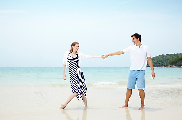 포토 JPG 주간 전신 서양인 외국인 백인 구름 해외기획촬영 라이프스타일 부부 커플 2012년태국 계절 여자 남자 행복 여유 한쌍 바다 여행 하늘 휴가 휴식 사랑 서기 미소 웃음 사람 20대 성인 해변 야외 두명 여름 여름휴가 바캉스 모래사장 마주보기 손잡기 산책 청년만 성인만 국내포토 자연요소 감정 컨셉 관계 모션 표정 인종 청년 생활 파일형식 여름_계절