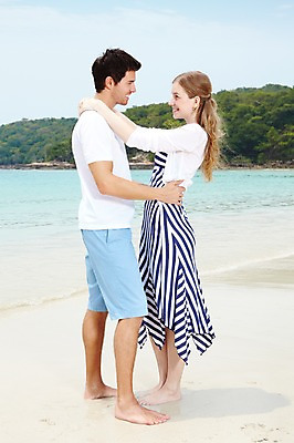 포토 JPG 주간 전신 서양인 외국인 백인 구름 해외기획촬영 라이프스타일 부부 커플 2012년태국 계절 여자 남자 행복 여유 한쌍 바다 여행 하늘 휴가 휴식 사랑 서기 미소 웃음 사람 20대 성인 해변 야외 두명 옆모습 여름 여름휴가 바캉스 모래사장 마주보기 춤 숲 청년만 성인만 국내포토 자연요소 감정 뷰포인트 컨셉 관계 모션 문화예술 표정 인종 청년 생활 파일형식 여름_계절