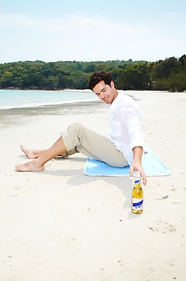 포토 JPG 주간 서양인 외국인 백인 구름 해외기획촬영 라이프스타일 2012년태국 계절 남자 행복 여유 음료 바다 여행 하늘 술병 휴가 휴식 맥주 주류 사랑 한명 미소 웃음 사람 앉기 20대 성인 해변 야외 옆모습 여름 여름휴가 바캉스 모래사장 물가 숲 맥주병 비치타올 남자만 남자한명만 성인남자만 청년만 청년남자만 청년남자한명만 성인한명만 성인남자한명만 성인만 혼족 국내포토 자연요소 1 감정 뷰포인트 컨셉 모션 병_용기 표정 인종 풍경 청년 생활 수건 싱글라이프 파일형식 여름_계절