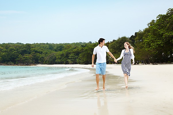 포토 JPG 주간 전신 서양인 외국인 백인 해외기획촬영 라이프스타일 부부 커플 2012년태국 계절 여자 남자 행복 여유 한쌍 바다 여행 하늘 휴가 휴식 사랑 미소 웃음 사람 20대 성인 해변 야외 두명 앞모습 여름 여름휴가 바캉스 모래사장 마주보기 걷기 손잡기 산책 물가 숲 청년만 성인만 국내포토 자연요소 감정 뷰포인트 컨셉 관계 모션 표정 인종 풍경 청년 생활 파일형식 여름_계절