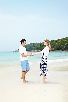 포토 JPG 주간 전신 서양인 외국인 백인 구름 해외기획촬영 라이프스타일 부부 커플 2012년태국 계절 여자 남자 행복 여유 한쌍 파도 바다 여행 하늘 휴가 휴식 사랑 서기 미소 웃음 사람 20대 성인 해변 야외 두명 옆모습 여름 여름휴가 바캉스 모래사장 마주보기 손잡기 춤 숲 청년만 성인만 국내포토 자연요소 감정 뷰포인트 컨셉 관계 모션 문화예술 표정 인종 청년 생활 파일형식 여름_계절