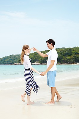 포토 JPG 주간 전신 서양인 외국인 백인 구름 해외기획촬영 라이프스타일 부부 커플 2012년태국 계절 여자 남자 행복 여유 한쌍 파도 바다 여행 하늘 휴가 휴식 사랑 서기 미소 웃음 사람 20대 성인 해변 야외 두명 옆모습 여름 여름휴가 바캉스 모래사장 마주보기 손잡기 춤 숲 청년만 성인만 국내포토 자연요소 감정 뷰포인트 컨셉 관계 모션 문화예술 표정 인종 청년 생활 파일형식 여름_계절