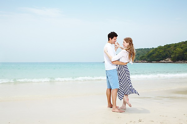 포토 JPG 주간 전신 서양인 외국인 백인 구름 해외기획촬영 라이프스타일 부부 커플 2012년태국 계절 여자 남자 행복 여유 한쌍 파도 바다 여행 하늘 휴가 휴식 사랑 서기 미소 웃음 사람 20대 성인 해변 야외 두명 옆모습 여름 여름휴가 바캉스 모래사장 마주보기 춤 숲 청년만 성인만 국내포토 자연요소 감정 뷰포인트 컨셉 관계 모션 문화예술 표정 인종 청년 생활 파일형식 여름_계절