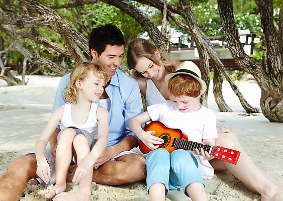 포토 JPG 주간 서양인 외국인 나무 식물 백인 해외기획촬영 모자 라이프스타일 2012년태국 계절 여자 남자 딸 아들 여유 어린이 악기 여행 연주 가족 놀이 엄마 휴가 휴식 가족여행 미소 웃음 사람 앉기 소녀 소년 여러명 성인 해변 야외 앞모습 아웃포커스 여름 여름휴가 바캉스 부모 모래사장 화목 자녀 기타 아빠 그늘 국내포토 자연요소 잡화 감정 음악 바다 뷰포인트 다수 컨셉 관계 모션 현악기 촬영기법 표정 인종 생활 파일형식 여름_계절