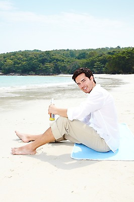 포토 JPG 주간 전신 서양인 외국인 백인 구름 해외기획촬영 라이프스타일 2012년태국 계절 남자 행복 여유 음료 바다 여행 하늘 술병 휴가 휴식 맥주 주류 사랑 한명 미소 웃음 들기 사람 앉기 20대 성인 해변 야외 옆모습 여름 여름휴가 바캉스 모래사장 물가 숲 음주 맥주병 비치타올 남자만 남자한명만 성인남자만 청년만 청년남자만 청년남자한명만 성인한명만 성인남자한명만 성인만 혼족 낮술 국내포토 자연요소 1 감정 뷰포인트 컨셉 모션 병_용기 표정 인종 풍경 청년 생활 수건 싱글라이프 파일형식 여름_계절