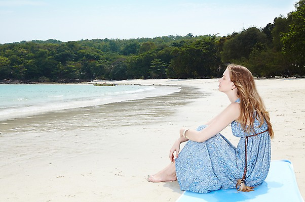 포토 JPG 주간 전신 서양인 외국인 백인 구름 해외기획촬영 라이프스타일 2012년태국 계절 원피스 여자 행복 여유 바다 여행 하늘 휴가 휴식 사랑 한명 사람 앉기 20대 성인 해변 야외 옆모습 여름 여름휴가 바캉스 모래사장 눈감음 물가 숲 비치타올 여자만 여자한명만 성인여자만 청년만 청년여자만 성인한명만 청년여자한명만 성인여자한명만 성인만 국내포토 자연요소 1 옷 감정 뷰포인트 컨셉 모션 인종 풍경 청년 생활 수건 파일형식 여름_계절