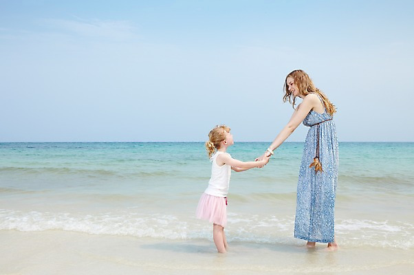 포토 JPG 주간 전신 서양인 외국인 백인 구름 해외기획촬영 라이프스타일 2012년태국 계절 여자 딸 여유 어린이 파도 바다 여행 가족 하늘 모녀 엄마 휴가 휴식 가족여행 서기 미소 웃음 사람 소녀 성인 해변 야외 두명 옆모습 여름 여름휴가 바캉스 부모 손잡기 화목 자녀 여자만 국내포토 자연요소 감정 뷰포인트 컨셉 관계 모션 표정 인종 생활 파일형식 여름_계절