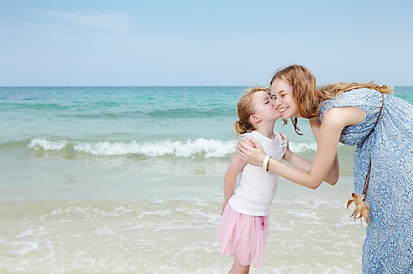 포토 JPG 주간 서양인 외국인 백인 구름 해외기획촬영 라이프스타일 2012년태국 계절 여자 딸 여유 어린이 파도 바다 여행 가족 하늘 모녀 엄마 휴가 휴식 가족여행 키스 서기 미소 웃음 사람 소녀 성인 해변 야외 두명 옆모습 여름 여름휴가 바캉스 부모 화목 자녀 여자만 국내포토 자연요소 감정 뷰포인트 컨셉 관계 모션 표정 인종 생활 애정표현 파일형식 여름_계절