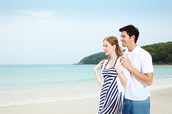 포토 JPG 주간 서양인 외국인 백인 구름 해외기획촬영 라이프스타일 부부 커플 응시 2012년태국 계절 여자 남자 행복 여유 한쌍 바다 여행 하늘 휴가 휴식 사랑 서기 미소 웃음 사람 20대 성인 해변 야외 두명 옆모습 여름 여름휴가 바캉스 모래사장 숲 청년만 성인만 국내포토 자연요소 시선 감정 뷰포인트 컨셉 관계 모션 표정 인종 청년 생활 파일형식 여름_계절