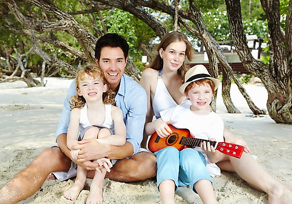 포토 JPG 주간 서양인 외국인 나무 식물 백인 해외기획촬영 모자 라이프스타일 2012년태국 계절 여자 남자 딸 아들 여유 어린이 악기 여행 연주 가족 놀이 엄마 휴가 휴식 가족여행 미소 웃음 사람 앉기 소녀 소년 여러명 성인 해변 야외 앞모습 아웃포커스 여름 여름휴가 바캉스 부모 모래사장 화목 자녀 기타 아빠 그늘 국내포토 자연요소 잡화 감정 음악 바다 뷰포인트 다수 컨셉 관계 모션 현악기 촬영기법 표정 인종 생활 파일형식 여름_계절