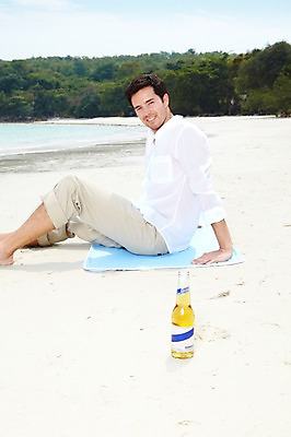 포토 JPG 주간 서양인 외국인 백인 구름 해외기획촬영 라이프스타일 2012년태국 계절 남자 행복 여유 음료 바다 여행 하늘 술병 휴가 휴식 맥주 주류 사랑 한명 미소 웃음 사람 앉기 20대 성인 해변 야외 옆모습 여름 여름휴가 바캉스 모래사장 물가 숲 맥주병 비치타올 남자만 남자한명만 성인남자만 청년만 청년남자만 청년남자한명만 성인한명만 성인남자한명만 성인만 혼족 국내포토 자연요소 1 감정 뷰포인트 컨셉 모션 병_용기 표정 인종 풍경 청년 생활 수건 싱글라이프 파일형식 여름_계절
