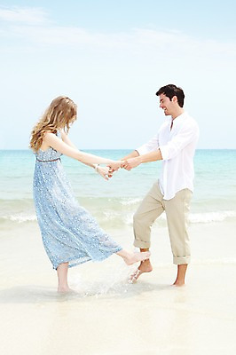 포토 JPG 주간 전신 서양인 외국인 백인 구름 해외기획촬영 라이프스타일 부부 커플 2012년태국 계절 여자 남자 행복 여유 한쌍 바다 여행 장난 물장구 하늘 휴가 휴식 사랑 미소 웃음 사람 20대 성인 해변 야외 두명 옆모습 여름 여름휴가 바캉스 모래사장 마주보기 손잡기 청년만 성인만 국내포토 자연요소 감정 뷰포인트 컨셉 관계 모션 물놀이 표정 인종 청년 생활 파일형식 여름_계절