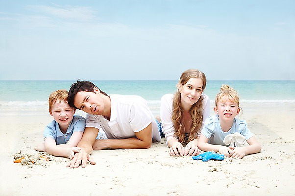 포토 JPG 주간 서양인 외국인 백인 구름 해외기획촬영 라이프스타일 2012년태국 계절 여자 남자 딸 아들 여유 어린이 엎드리기 바다 여행 가족 놀이 하늘 엄마 휴가 휴식 가족여행 불가사리 미소 웃음 사람 소녀 소년 여러명 상반신 성인 해변 야외 앞모습 여름 여름휴가 바캉스 부모 모래사장 눕기 화목 자녀 아빠 국내포토 자연요소 감정 뷰포인트 다수 컨셉 관계 모션 극피동물 표정 인종 생활 파일형식 여름_계절