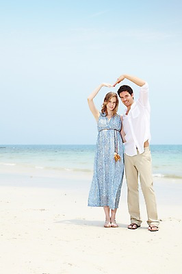 포토 JPG 주간 전신 서양인 외국인 백인 해외기획촬영 라이프스타일 부부 커플 2012년태국 계절 여자 남자 행복 여유 한쌍 바다 여행 모션 하늘 휴가 휴식 사랑 서기 미소 웃음 사람 손짓 20대 성인 해변 야외 두명 앞모습 여름 여름휴가 바캉스 모래사장 하트 청년만 성인만 국내포토 자연요소 모양 감정 뷰포인트 컨셉 관계 표정 인종 청년 생활 파일형식 여름_계절